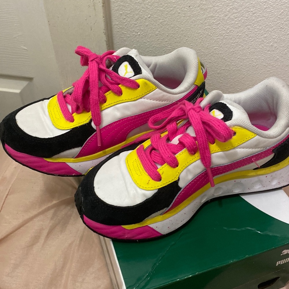 Pink and yellow Puma’s